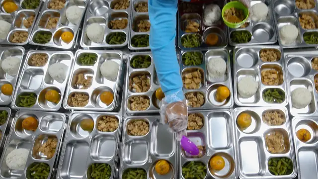 Image Credit Arie Basuki/Merdeka - Untuk diketahui, menu yang dihadirkan dan diolah di dapur untuk Makan Bergizi Gratis dikelola langsung oleh Satuan Pelayanan Pemenuhan Gizi (SPPG) yang ditunjuk Badan Gizi Nasional (BGN).