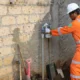 Petugas PT Perusahaan Gas Negara (PGN) memeriksa meteran jaringan gas bumi di perumahan warga di kawasan Cibinong, Bogor, Jawa Barat, Jumat (14/12). Pemerintah melalui PGN memberi tambahan 5.120 jargas pada tahun 2018. (Liputan6./Immanuel Antonius)