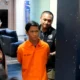 Pelaku pembunuhan berinisial N alias R (23) saat berada di Ditreskrimum Polda Metro Jaya, Jumat (25/4/2025). (Antara/Ilham Kausar)