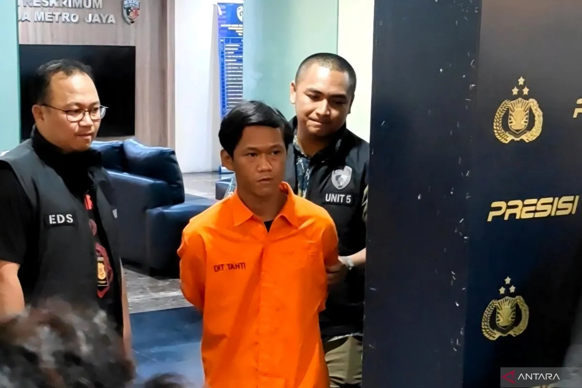 Pelaku pembunuhan berinisial N alias R (23) saat berada di Ditreskrimum Polda Metro Jaya, Jumat (25/4/2025). (Antara/Ilham Kausar)