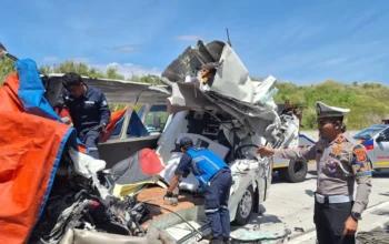 Kondisi kendaraan minibus travel jurusan Bandung - Cirebon yang mengalami kecelakaan di Tol Cisumdawu, Selasa, 29 April 2025.(Istimewa)