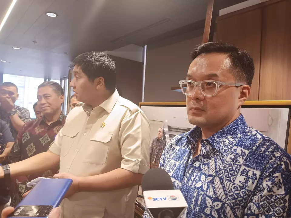 Image Credit Erfan Maruf/Beritasatu - Menteri Perumahan dan Kawasan Permukiman (PKP) Maruarar Sirait dan Direktur Utama PT GoTo Gojek Tokopedia Tbk (GOTO) Patrick Sugito Walujo (kanan) saat mengumumkan soal rencana 2.000 rumah subsidi akan disiapkan khusus bagi para mitra pengemudi ojek online (driver ojol) roda dua dan empat dari Gojek.