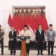 Image Credit Celvin Moniaga Sipahutar/Beritasatu - Presiden Prabowo Subianto (tengah) memberi pidato sebelum terbang dari Bandara Halim Perdanakusuma, Jakarta untuk melakukan kunjungan kerja (kunker) ke Abu Dhabi, Uni Emirat Arab, Rabu (9/4/2025) dini hari.