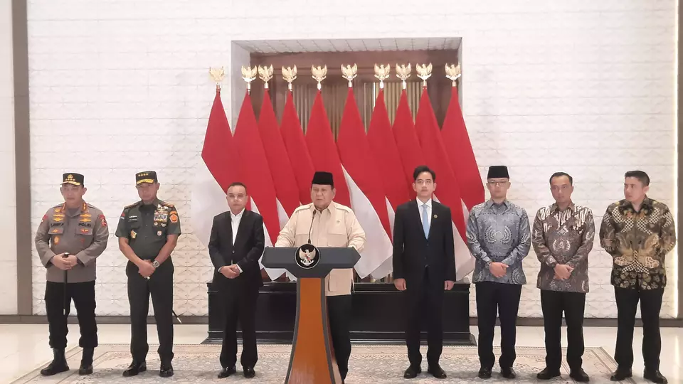 Image Credit Celvin Moniaga Sipahutar/Beritasatu - Presiden Prabowo Subianto (tengah) memberi pidato sebelum terbang dari Bandara Halim Perdanakusuma, Jakarta untuk melakukan kunjungan kerja (kunker) ke Abu Dhabi, Uni Emirat Arab, Rabu (9/4/2025) dini hari.