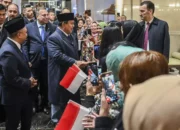 Presiden Prabowo Disambut Hangat Mahasiswa Indonesia Saat Tiba di Turki