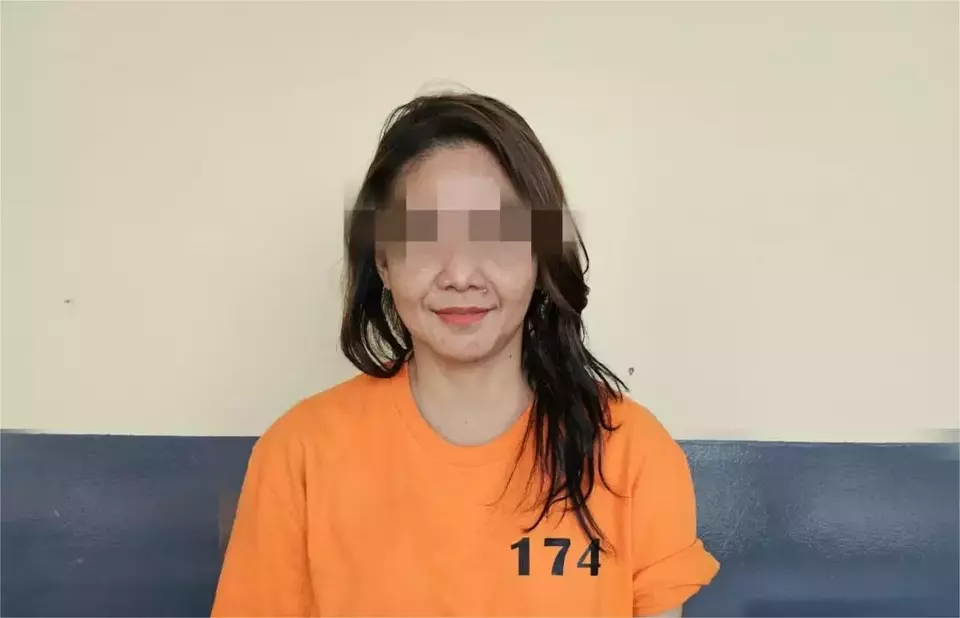 Image Credit Roy Adriansyah/Beritasatu - Sekar Arum Widara menggunakan baju tahanan di Polres Metro Jaksel, Senin 14 April 2025.