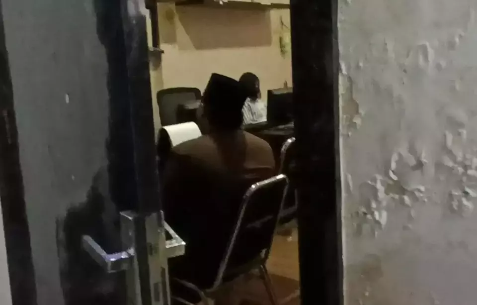 Satreskrim Polres Tulungagung, Jawa Timur, mengamankan pelaku pencabulan sesama jenis dengan korban anak di bawah umur di sebuah pondok pesantren, Jumat, 18 April 2025. (Beritasatu/Moh Muajijin)