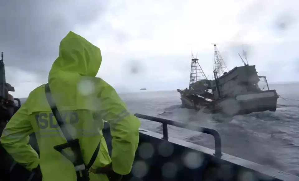 Petugas PSDKP dan Bakamla saat melakukan pengejaran terhadap dua kapal asing milik Vietnam di perairan Natuna, Kepulauan Riau. (Beritasatu/Febry Andrean Amoga)