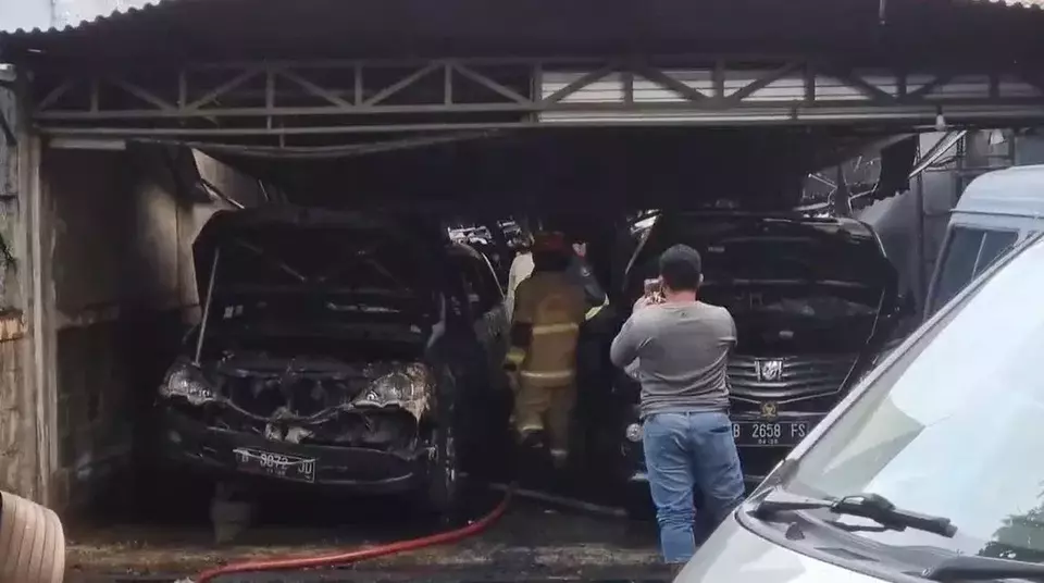 Garasi mobil mewah milik mantan anggota DPR Azam Azman Natawijana di Perumahan Sidosermo Indah Dua, Wonocolo, Surabaya, Jawa Timur terbakar, Jumat (18/4/2025) sore. (Beritasatu/Achmad Ali)