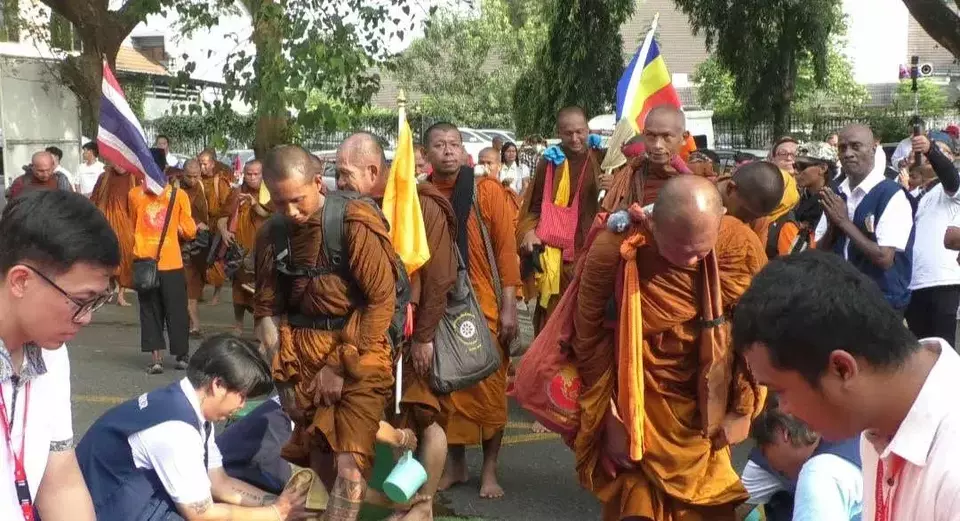 Sebanyak 38 biksu dari Thailand tiba di Karawang dan akan berjalan kaki ke Candi Borobudur. (Ist)