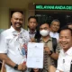 Dhimas Seva Prayoga warga Manukan Surabaya Jawa Timur yang melaporkan HRD Manajemen UD Sentosa Seal ke SPKT Polda Jatim pada Senin 21 April 2025. (Beritasatu/Achmad Ali)