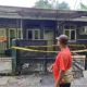 Kebakaran hebat melanda rumah kontrakan di Gang Al-Hidayah 2, Kelurahan Jatikramat, Jatiasih, Bekasi, Selasa, 22 April 2025. Insiden tragis ini menewaskan seorang ibu bernama Nani Sugiarti (21) dan putrinya, Aura Alfi Yani (2), yang terjebak di dalam kamar. (Beritasatu/Rino Fajar Setiawan)