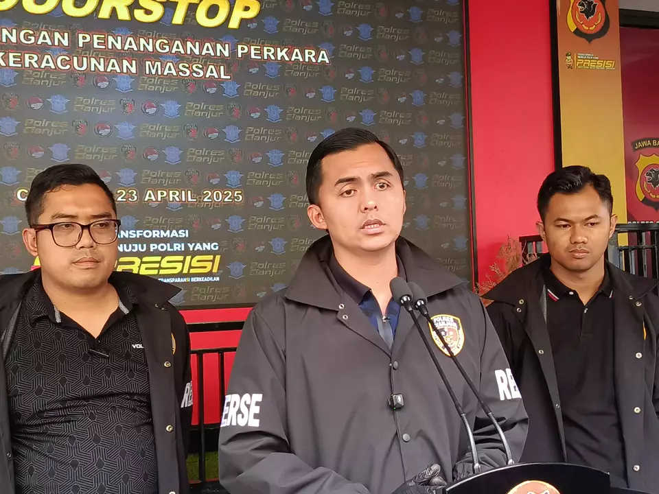 Kasatreskrim Polres Cianjur AKP Tono Listianto (tengah) saat berbicara soal pengungkapan kasus keracunan di dua sekolah di Cianjur setelah mengonsumsi makanan program MBG. (Beritasatu/Riski Maulana)