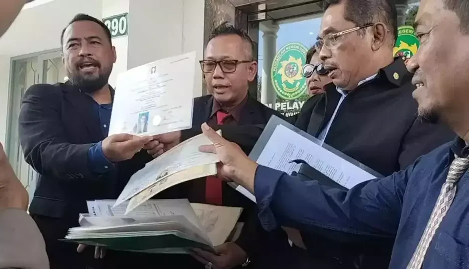 Zaenal Mustofa (dasi merah) menunjukkan ijazah miliknya seusai bersama Muhammad Taufiq melaporkan dugaan ijazah palsu SMA Jokowi ke PN Solo. (Beritasatu/Wijayanti Putri)