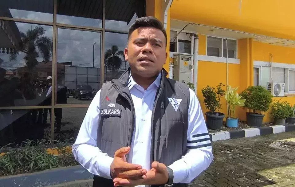 Anggota DPRD Kota Pekanbaru, Zulkardi seusai mendamping 12 eks karyawan salah satu perusahaan tour and travel yang ijazahnya ditahan untuk melapor ke Disnakertrans Riau, Kamis 24 April 2025 (Beritasatu/Effendi Rusli)