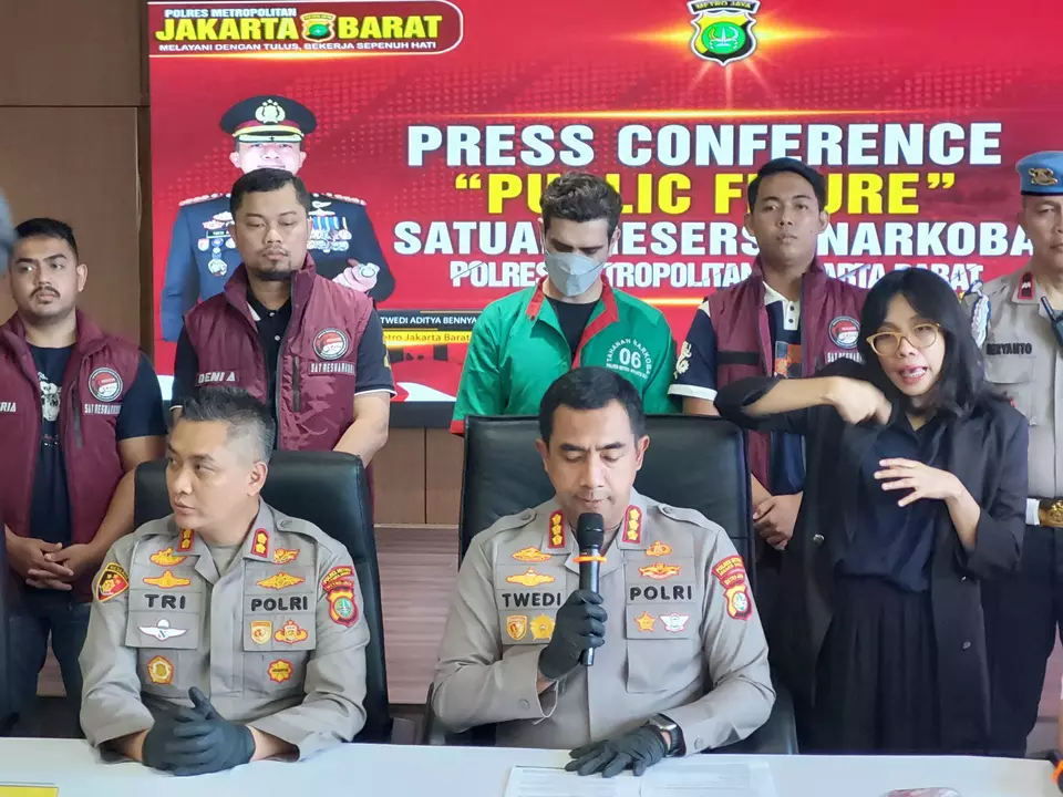Konferensi pers mengumumkan Fachri Albar sebagai tersangka kasus narkoba di Mapolres Metro Jakarta Barat, Kamis (24/4/2025). (Beritasatu/Taufik Hidayat)