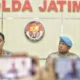 Kabid Humas Polda Jatim Kombes Pol Jules Abraham Abast (kiri) memberikan keterangan pers terkait pemecatan tidak dengan hormat (PTDH) Aiptu LC, polisi yang perkosa tahanan wanita di Pacitan. (Antara/Rizal Hanafi)