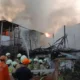 Sejumlah petugas sedang memadamkan kebakaran yang menghanguskan delapan rumah di Jalan Kalibaru Timur, Kemayoran, Jakarta, Jumat (25/4/2025). (Antara/Sudin Gulkarmat Jakarta Pusat)