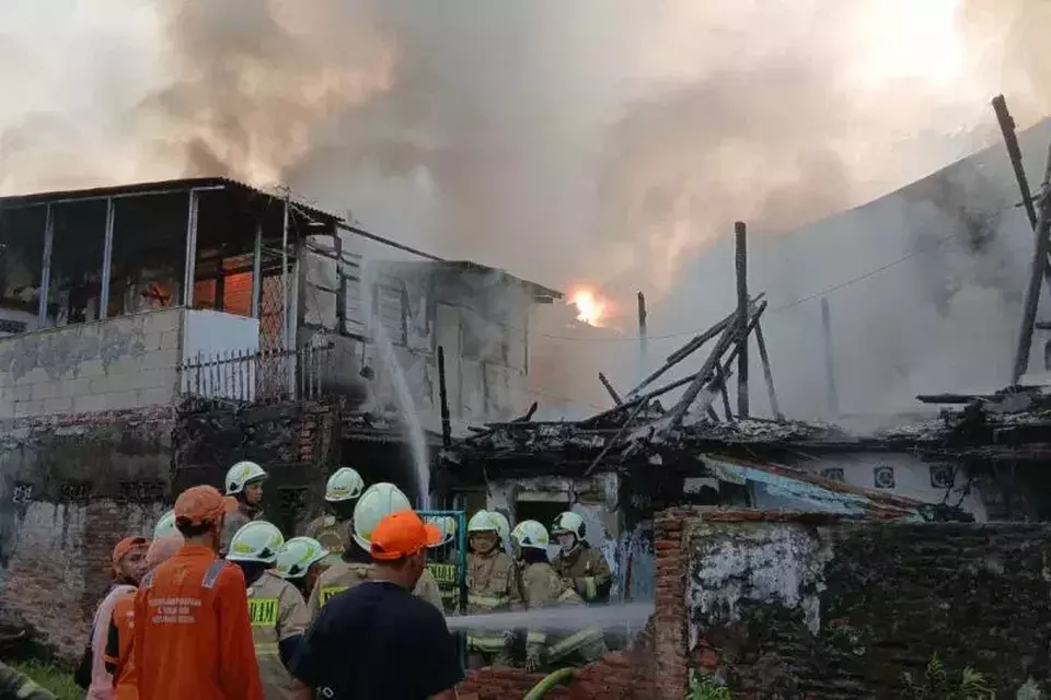 Sejumlah petugas sedang memadamkan kebakaran yang menghanguskan delapan rumah di Jalan Kalibaru Timur, Kemayoran, Jakarta, Jumat (25/4/2025). (Antara/Sudin Gulkarmat Jakarta Pusat)