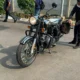 KPK resmi menyita sepeda motor mewah Royal Enfield Classic 500 Limited Edition milik mantan Gubernur Jawa Barat Ridwan Kamil. Motor tersebut kini telah dipindahkan ke Rumah Penyimpanan Benda Sitaan dan Barang Rampasan Negara (Rupbasan) KPK di Cawang, Jakarta. (Doc KPK)