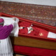 Kepala Protokol Vatikan, Uskup Agung Diego Giovanni Ravelli, menutupi wajah mendiang Paus Fransiskus dengan kain sutra sebelum petinya ditutup di Basilika Santo Petrus, Vatikan, pada Jumat, 25 April 2025. (Vatican Media/via AP)