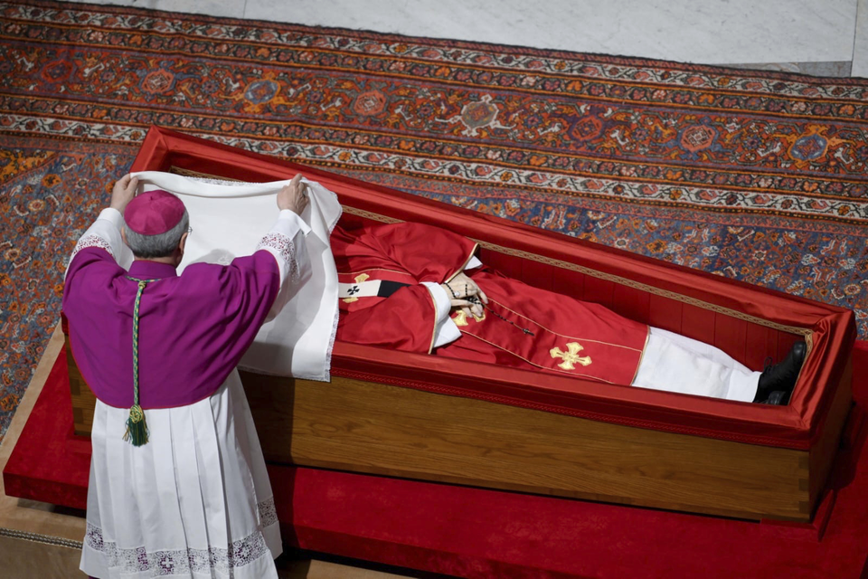 Kepala Protokol Vatikan, Uskup Agung Diego Giovanni Ravelli, menutupi wajah mendiang Paus Fransiskus dengan kain sutra sebelum petinya ditutup di Basilika Santo Petrus, Vatikan, pada Jumat, 25 April 2025. (Vatican Media/via AP)