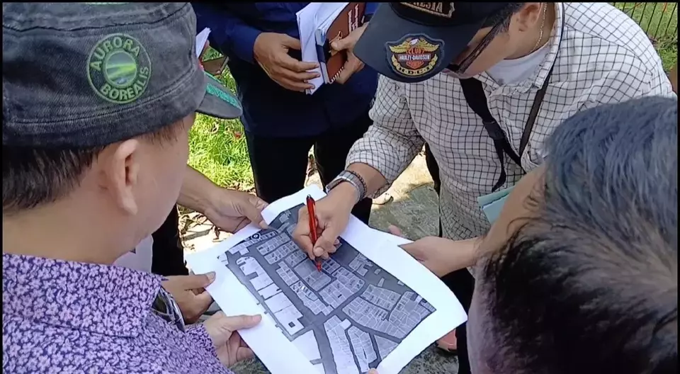 Warga bersama hakim PTUN Bandung saat melakukan sidang lapangan Cirebon, Jawa Barat (Beritasatu/Dede Adhitama)