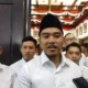 Ketua Umum PSI Kaesang Pangarep merespons desakan ganti Wapres Gibran Rakabuming Raka oleh Forum Purnawirawan TNI di rumah dinas wali kota Surabaya, Jumat (26/4/2025). (Beritasatu/Achmad Ali)