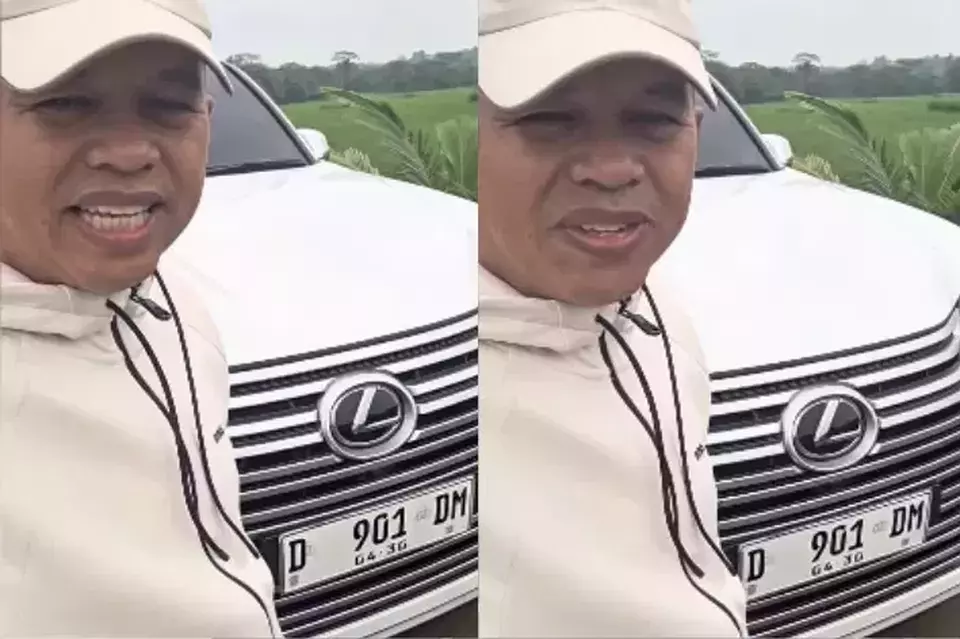 Dedi Mulyadi memamerkan mobil Lexus milikinya seusai viral karena menunggak pajak hingga Rp 42 juta. (Instagram/@dedimulyadi71)