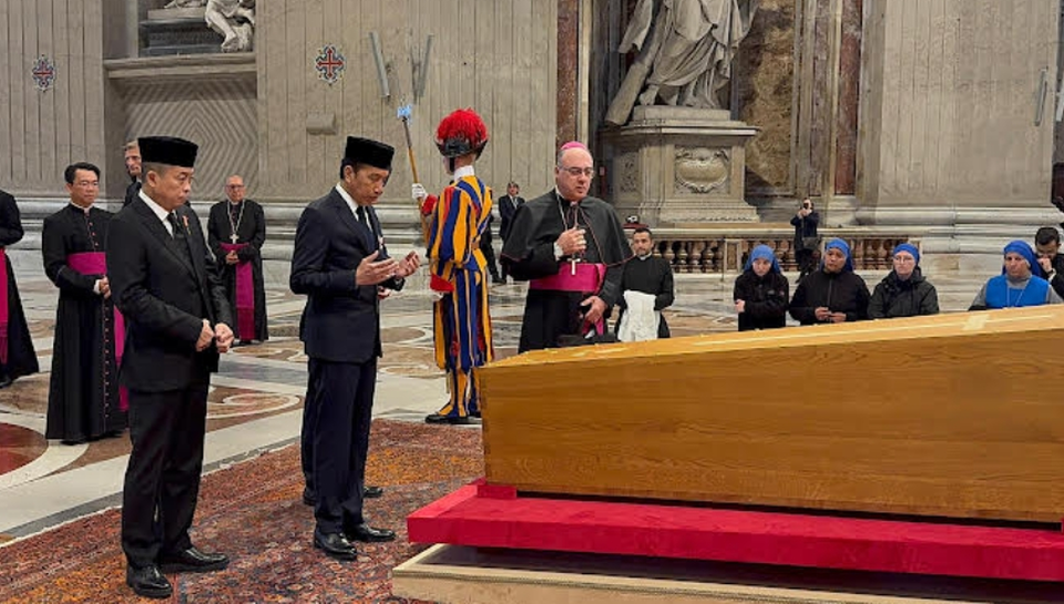 Jokowi menghadiri pemakaman Paus Fransiskus di Vatikan, duduk di barisan depan bersama Donald Trump, Zelensky, Macron, dan Mohammed bin Zayed, Sabtu 26 April 2025. (Istimewa)