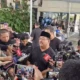 Wakil Gubernur Jakarta Rano Karno melayat ke rumah duka Bunda Iffet di Jalan Potlot III, Pancoran, Jakarta Selatan, pada Minggu 27 April 2025. (Antara/Antara)