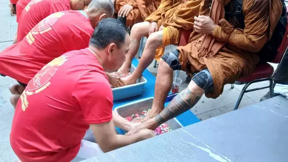 Relawan mencuci kaki biksu di Cirebon, Minggu 27 April 2025. (Istimewa)