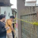 Polisi memasang garis polisi di tempat kejadian perkara pembunuhan balita oleh pacar ibunya di Kosambi, Kabupaten Tangerang, Banten. (Beritasatu/Wahroni)