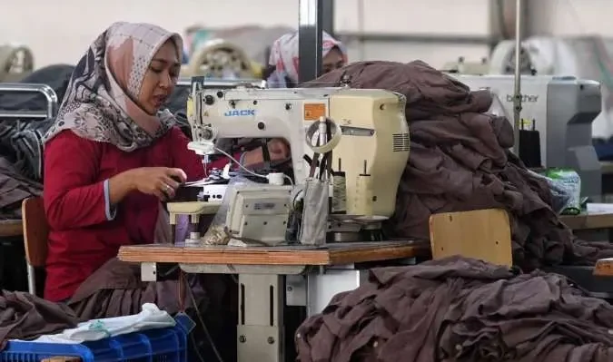 Menko Airlangga Hartarto menyoroti sektor tekstil dan garmen, yang kini menghadapi lonjakan tarif bea masuk hingga mencapai 47%.(SURYA/PURWANTO)