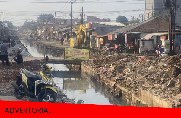 Pengendara melintasi bangunan yang bersertifikat di bantaran Kali Baru Desa Sumbejaya, Tambun Selatan, Rabu (30/4/2025).(Ariesant/Radarbekasi)