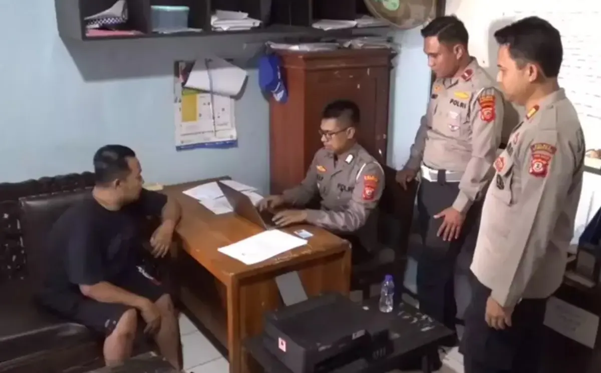 Sopir travel yang terlibat kecelakaan maut di Tol Cisumdawu saat jalani pemeriksaan oleh polisi.(Beritasatu)