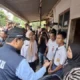 Menteri Sosial (Mensos) Saifullah Yusuf atau Gus Ipul mengunjungi rumah Ahmad Ardiansyah, calon siswa Sekolah Rakyat di Kota Pasuruan, Jawa Timur, Rabu (14/5/2025).(Istimewa)