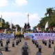 Puluhan nisan berjejer rapi di sekitar area Monas, Jakarta, pada Hari Buruh Internasional, Sabtu (1/5/2021). Nisan hitam itu dihiasi tulisan yang mewakili perasaan para buruh, Antara lain RIP PHK Murah, Bebasnya Outsourcing, RIP Cuti Hamil, RIP Satuan Upah-Perjam. (Liputan6/Angga Yuniar)