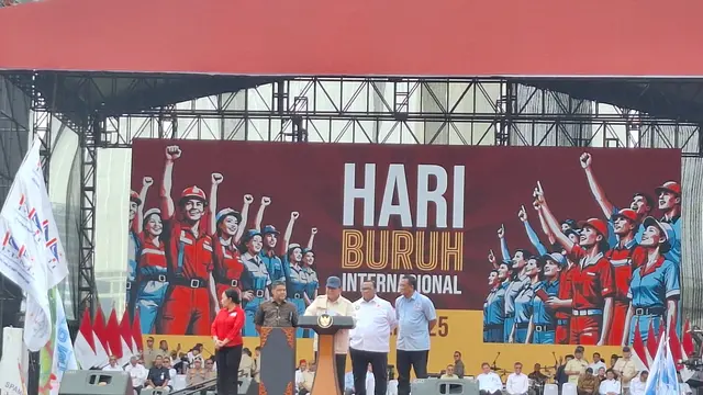 Presiden Prabowo Subianto memberikan hadiah kepada para buruh saat Hari Buruh Internasional atau May Day tahun 2025 dengan membentuk Dewan Kesejahteraan Buruh Nasional. (Lizsa Egeham).