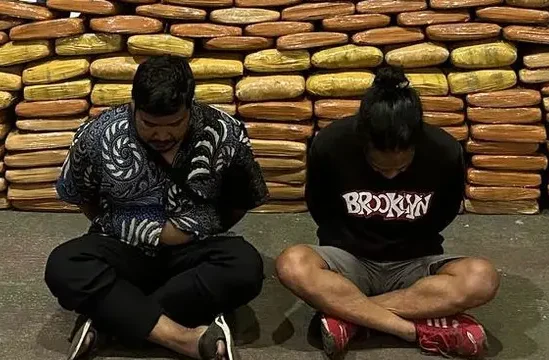 Dua pelaku penyelundupan narkotika jenis ganja seberat 143 kilogram. (Istimewa)