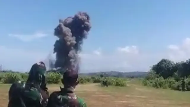 Ledakan dari pemusnahan amunisi tidak layak pakai di wilayah Kecamatan Cibalong, Kabupaten Garut, Jawa Barat, menyebabkan belasan orang meninggal dunia. ( Dok TNI AD)