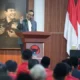 Eks Menteri Koordinator Bidang Politik, Hukum, dan Keamanan (Menko Polhukam) Mahfud Md saat memberi pembekalan terhadap kepala atau wakil kepala daerah yang berstatus kader PDIP di Sekolah Partai, Jakarta Selatan Sabtu (17/5/2025). (Tim Media PDIP).