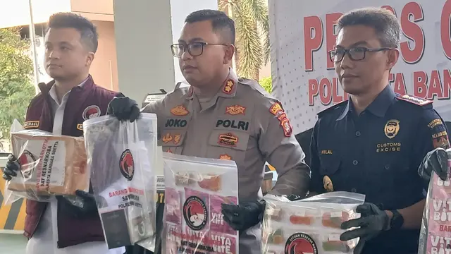 Polres Bandara Soekarno Hatta dan Bea Cukai Bandara Soekarno Hatta, mengagalkan percobaan penyelundulan narkoba jenis ganja berbentuk permen, melalui kargo setempat. (Liputan6/Pramita Tristiawati).