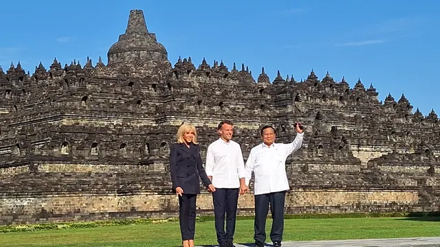 Presiden Prabowo Subianto memperkenalkan Candi Borobudur sebagai situs besejarah dan mahakarya peradaban kepada Presiden Prancis, Emmanuel Macron