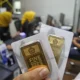 Petugas melayani warga yang memesan emas Antam di Butik Emas Logam Mulia Antam Jalan T.B Simatupang, Jakarta Selatan, Senin 14 April 2025. (Joanito De Saojoao)