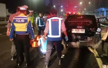 Petugas mengevakuasi korban dari mobil Honda Mobilio yang terguling di Tol Dalam Kota, Jakarta Selatan, Jumat (2/5/2025) dini hari. (Beritasatu/Yohannes Tohap Tobing)