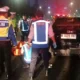 Petugas mengevakuasi korban dari mobil Honda Mobilio yang terguling di Tol Dalam Kota, Jakarta Selatan, Jumat (2/5/2025) dini hari. (Beritasatu/Yohannes Tohap Tobing)