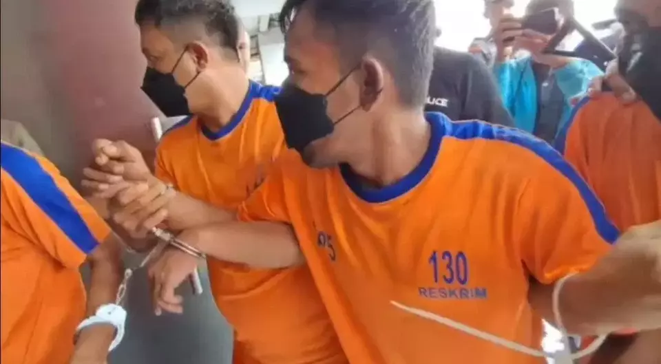 SP, pelaku pembunuhan nenek Emot (70 tahun) yang ternyata cucu kesayangan sendiri yang dibekuk Polres Karawang. (Beritasatu/Andi Maulana)