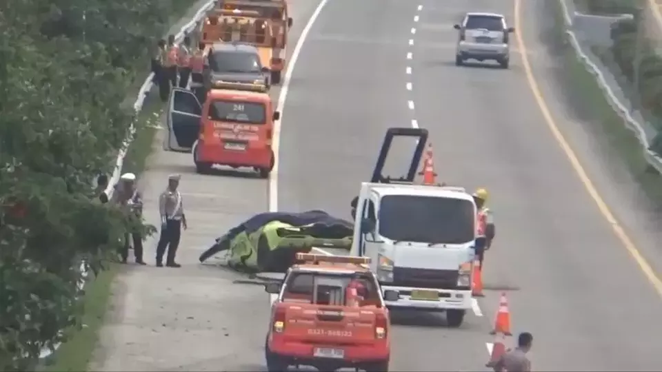 Lamborghini berwarna hjjau yang menabrak Suzuki Ignis tengah ditarik dari lokasi tabrakan. (Beritasatu/Didik Fibrianto)