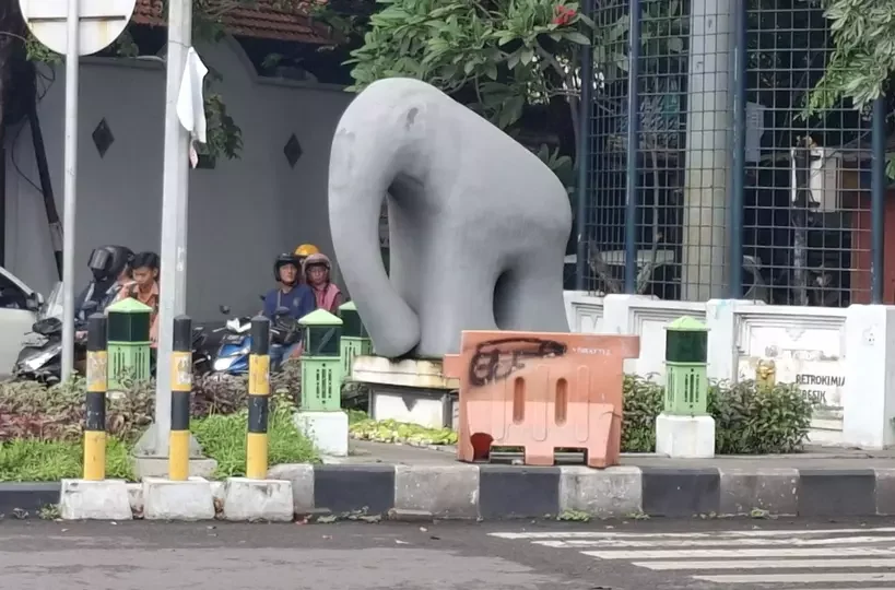 Kondisi terkini patung Gajah Mungkur di Gresik, Jawa Timur, yang mengalami retak. (Beritasatu/Anis Firmansah)